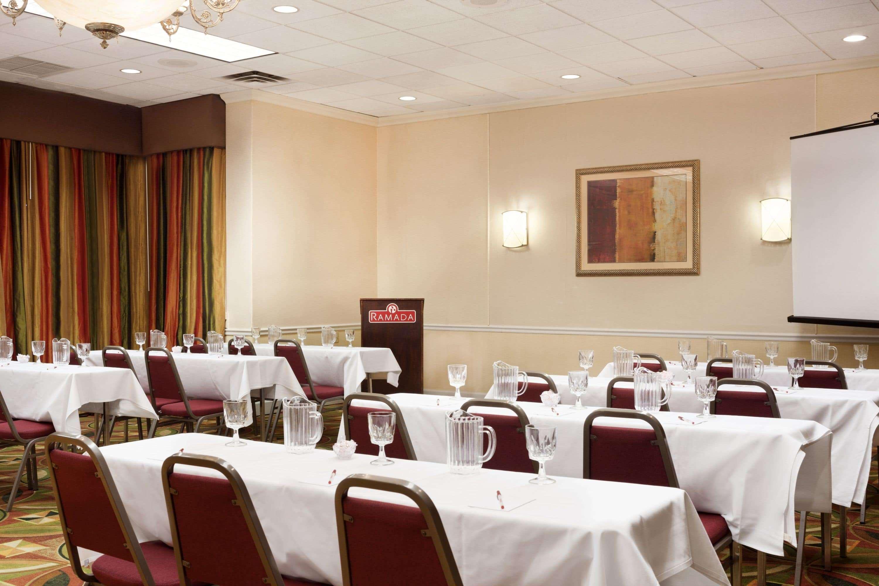 Ramada By Wyndham Newark/Wilmington Hotel Buitenkant foto