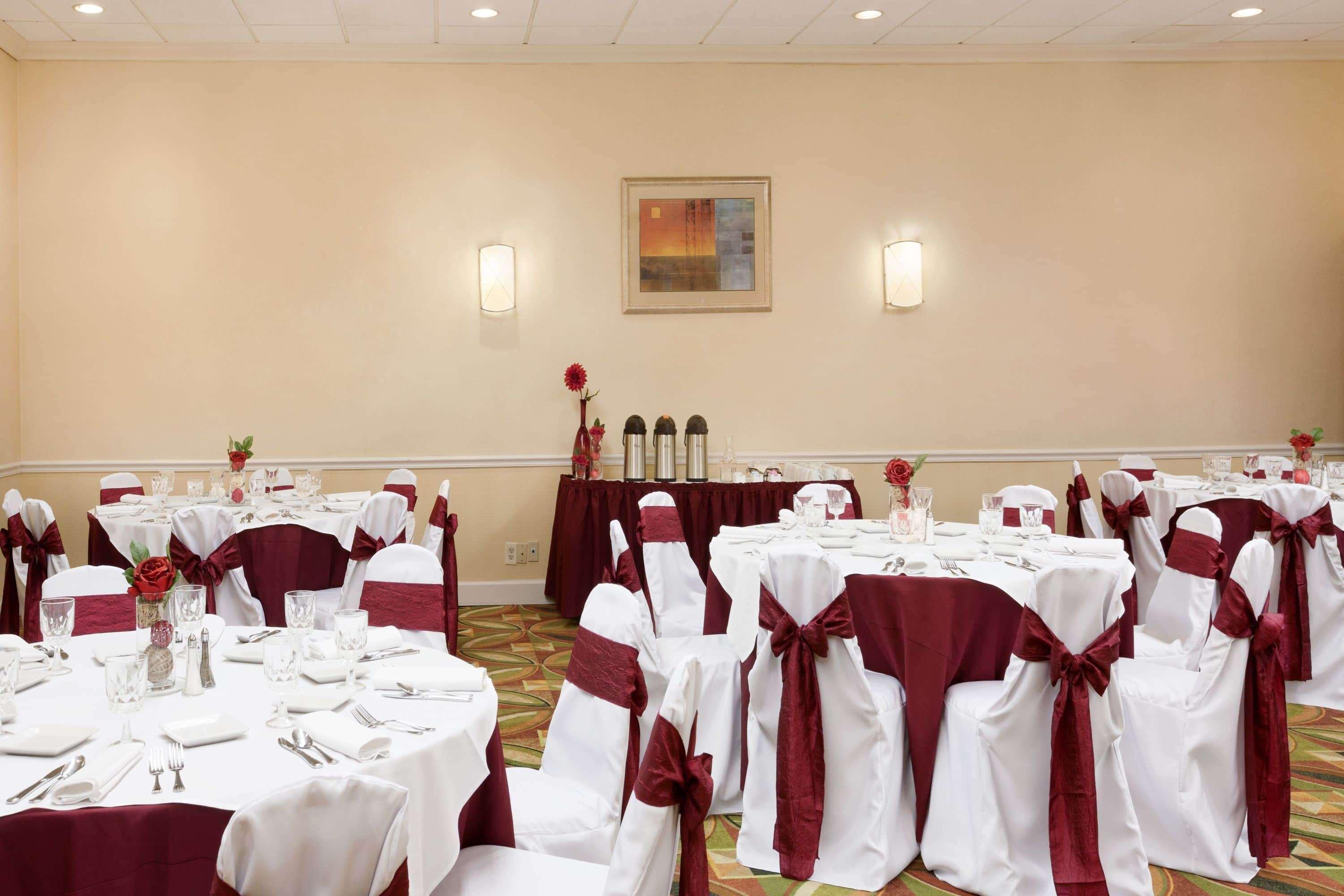 Ramada By Wyndham Newark/Wilmington Hotel Buitenkant foto