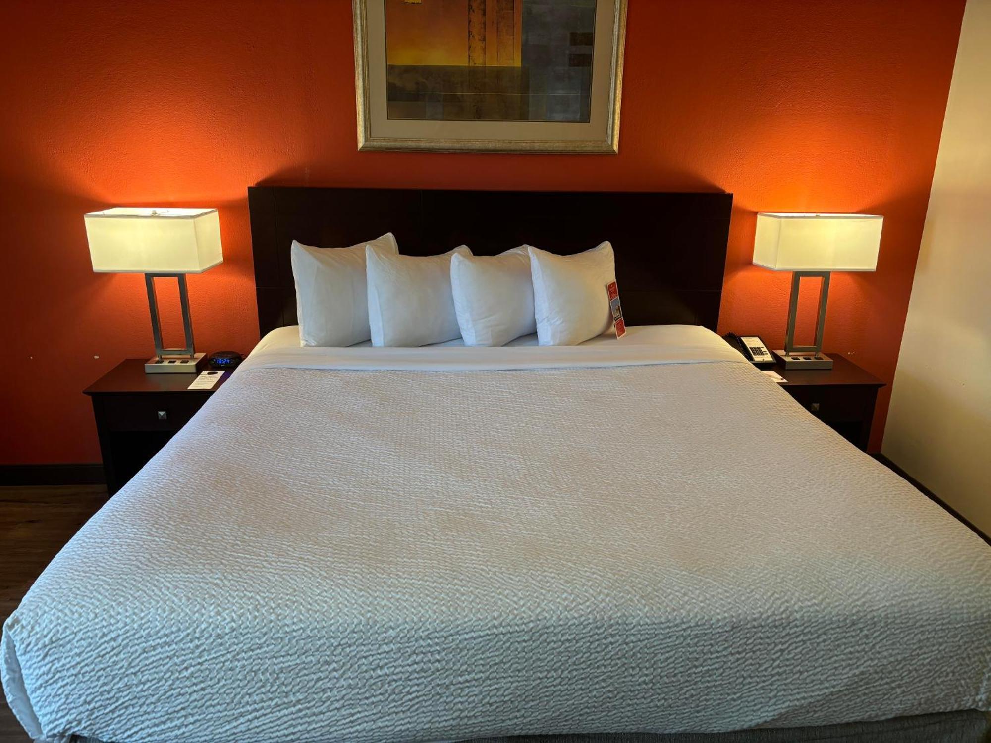 Ramada By Wyndham Newark/Wilmington Hotel Buitenkant foto