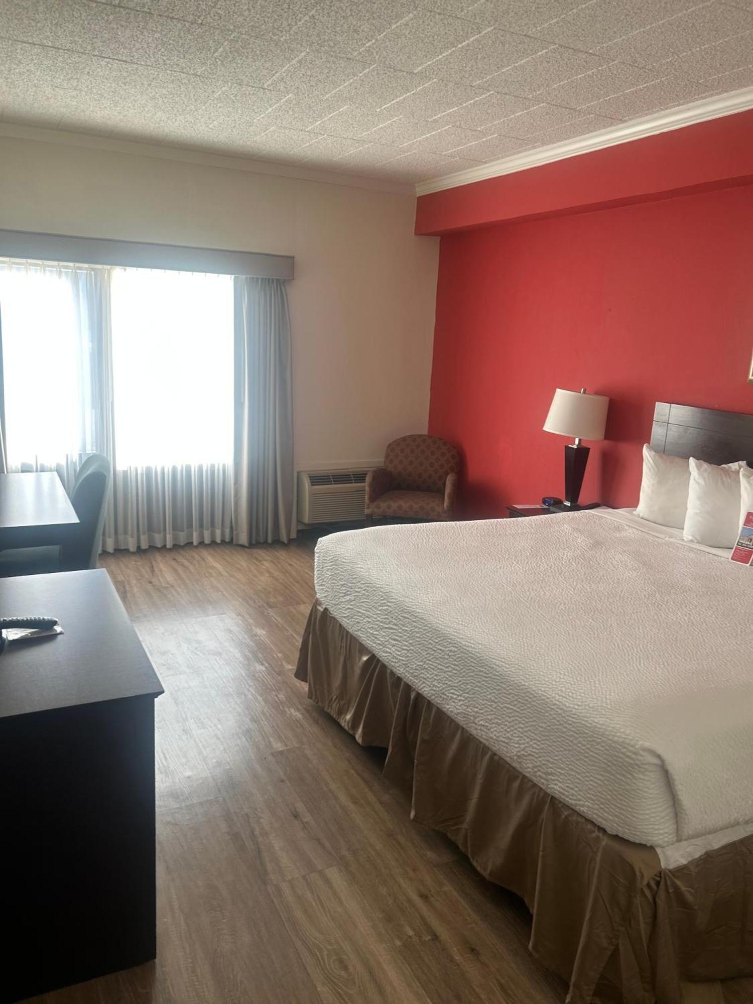 Ramada By Wyndham Newark/Wilmington Hotel Buitenkant foto