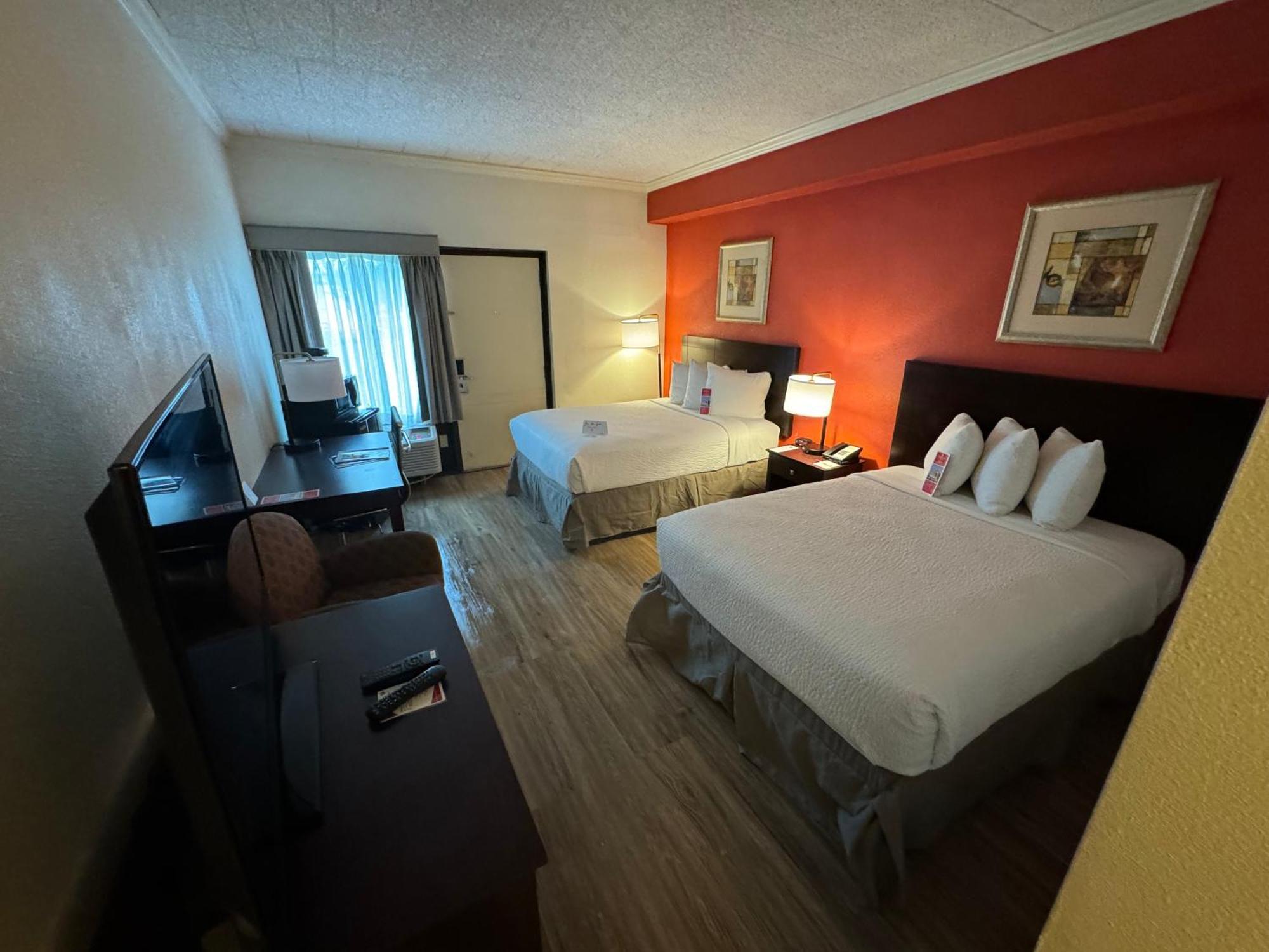 Ramada By Wyndham Newark/Wilmington Hotel Buitenkant foto